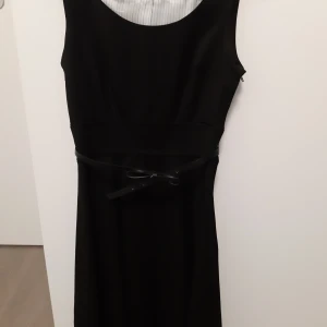 Svart klänning  - Svart klänning från H&M med bältdetalj. Använd endast en gång. Bra kvalité och toppen skick!