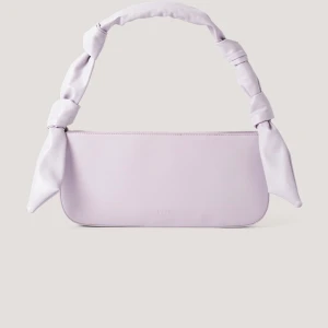 Lila väska - En jättefin lila väska från NAKD, köptes för 299 kr om jag inte minns fel. Säljer den för att 180 kr inkl frakten! Den är i väldigt fint skick och är som ny då jag bara använt den 1 gång 💓 