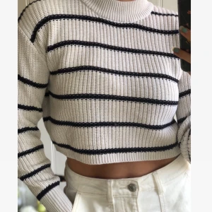 Stickad tröja från Gina Tricot - En jättefin stickad tröja från Gina Tricot! Den har lite högre nacke och är lite kortare i modellen. Möts upp i Skellefteå eller fraktar, kunden står för frakt🥰