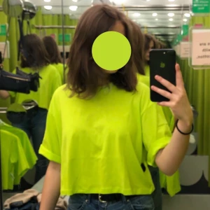 T-shirt - Säljer denna neongröna t-shirten från monki då jag endas sköpte den till en temafest! Tröjan är croppad och är lite oversize i modellen💕  Endast använd en gång!