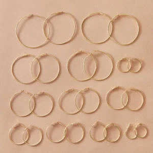 guldiga örhängen  - guldiga örhängen från shein, de är helt nyköpta och inte öppnade, säljer pga jag köpte fel, de är även lite större än vad de ser ut💕  betala bara frakt och inget annat