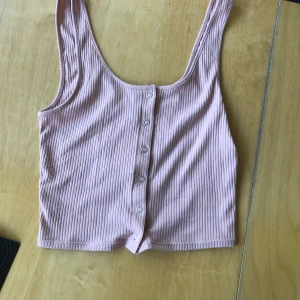 Linne från H&M stl S - Sprillans ny topp från H&M. Prislappen sitter kvar. Stl S. Säljer den eftersom den var lite för stor. Jättefin rosa färg. Knapparna går att öppna. 80kr plus frakt. 🦋