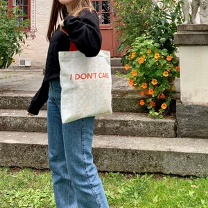 Tygkasse - Tygkassarna finns i 8 olika tryck. Gratis frakt i hela landet. 1 för 149kr. 2 för 249kr. 3 för 299kr. Har dragkedja och ett innerfack med dragkedja. Skicka ett meddelande för att köpa. Betalning sker via swish. @tygkassen på instagram❤️🧡💛💚💙💜