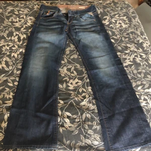 Replay jeans - Säljer dom här skitsnygga replay Jensen då dom är för små för mig. De är lågmidjade och ganska så raka i benen