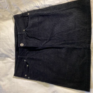 Manchester kjol - Svart rak Manchester-kjol från Lindex. Storlek S. 😊   Priset är exklusive frakt. Rensar garderoben inför flytt så finns mycket kläder uppe till en billig peng. Kan sänka priset om du köper flera plagg.💘 