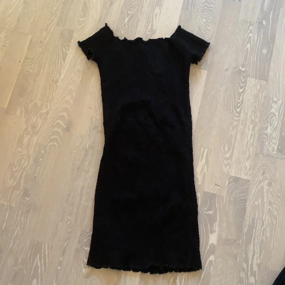 En superfin svart tight klänning som är offshoulder  Nypris på 300. Använd 1 gång. . Klänningar.