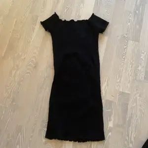 En superfin svart tight klänning som är offshoulder  Nypris på 300. Använd 1 gång. 