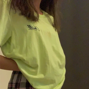 T-shirt - Sjukt snygg oversized neon grön tröja med tryck på! Köpt från New Yorker för ett tag sen men är i bra skick💘 Köparen står för frakt | Original pris 169kr