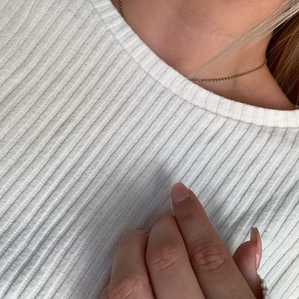 En vit basic mysig fin tröja från Bik Bok i ett superskönt material! Köparen står för frakt. Tröjor & Koftor.
