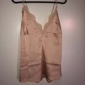 Oanvänd siden topp - Topp med korsband i ryggen. Helt oanvänd. Köparen står för frakten 