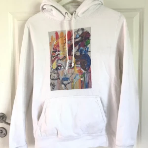 The cool elephant hoodie - Säljer min hoodie från the cool elephant i storlek S. Den är använd ett fåtal gånger så den är i väldigt bra skick. Köparen står för frakten: 66kr 🌈 nypris:600kr