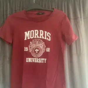 En röd tröja ifrån Morris, storlek m. Aldrig använd, utan bara legat i garderoben!☺️