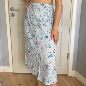 Ljusblå midikjol - Söt ljusblå midikjol, frakt tillkommer på 45kr<3