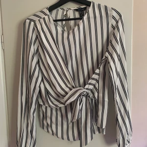 Randig blus från New Look - Säljer denna söta blus från New Look. Aldrig använd så i väldigt bra skick. Knyte i midjan. Storlek M men lite liten i storlek. Frakt tillkommer💋