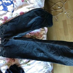 Mörkblå breda jeans,levis - Okså köpt från beonretro,mer använda än dem andra men okså i nyskick ,köpt för 500
