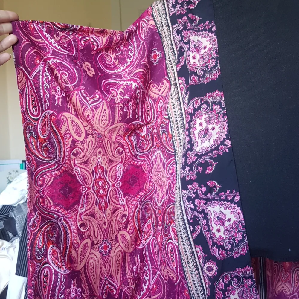 Denna kimono/kofta i ett vackert rosa/lila mönster säljes pga används inte längre. Väldigt bra skick. Från Lindex och väldigt skön att ha på sommaren. Coolt mönster. Passar S och M. . Tröjor & Koftor.