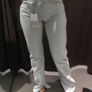 Jeans - Jeans köpta ifrån zara. Straight jeans som har en slits vid fötterna och är låg midjade. Buda