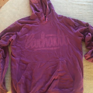 carhartt lila hoodie - märket e väldigt urtvättat men syns. perfekt oversised för typ S men funkar säkert upp till L och för killar. färgen syns bäst på 1a bilden