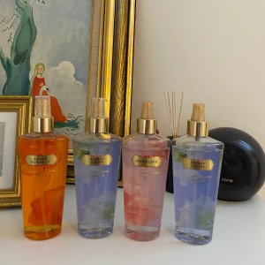 Victoria Secret Body Splash - Nästan fulla body mists från Victoria Secret. Säljer billigt för 50kr/st. OBS. Endast 1st Secret Charm och 1st Amber Romance kvar. 🤗