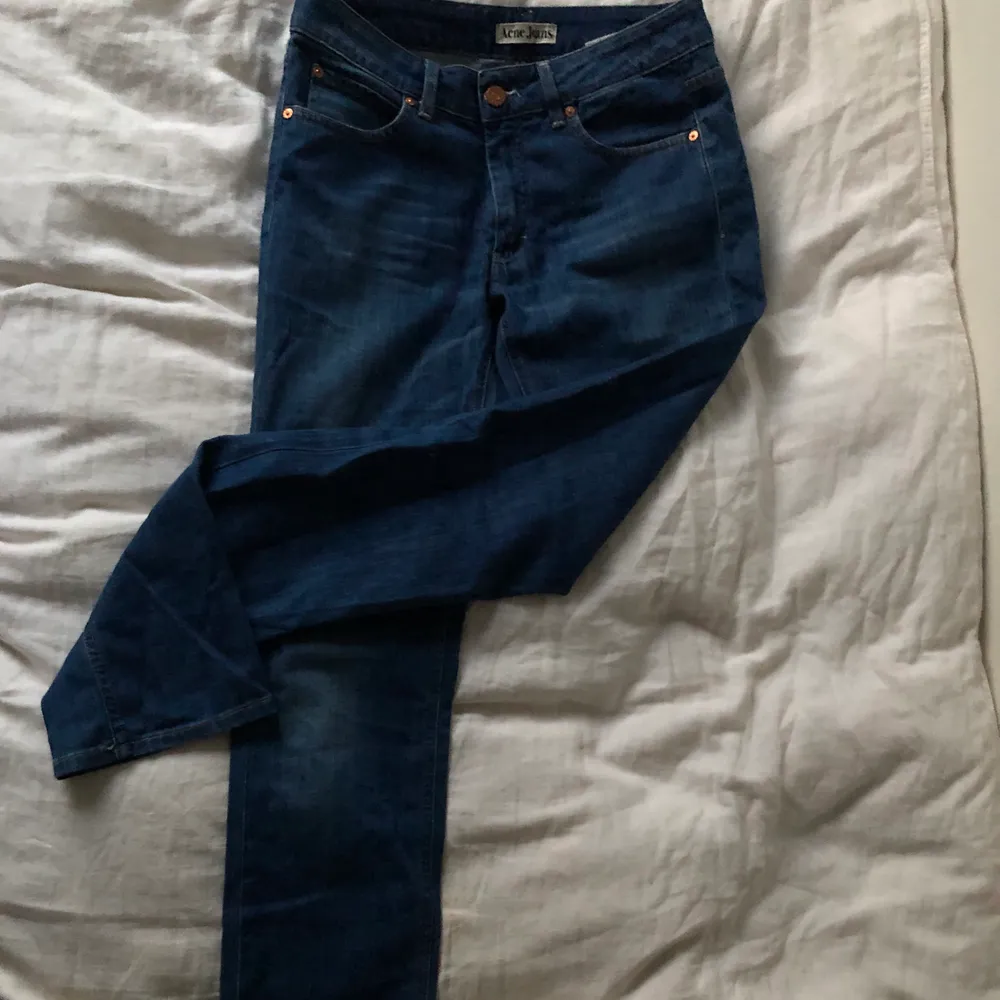 Sjukt snygga jeans från acne i en lång, rak modell. Jag är 171 och har oftast waist 26 och de passar mig superbra! Inga defekter, kom med bud!. Jeans & Byxor.