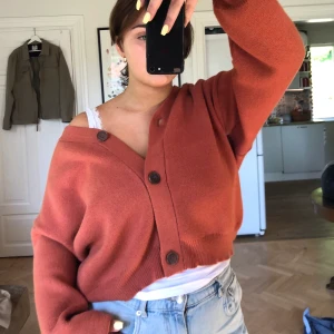 Kofta Gina Tricot - Superfin och mysig kofta från Gina Tricot. Helt oanvänd. Perfekt höstkofta, fin färg och varm!! Säljes på grund av att den tyvärr inte kommer till användning. Nypris, 350kr. Köpare står för frakt. 