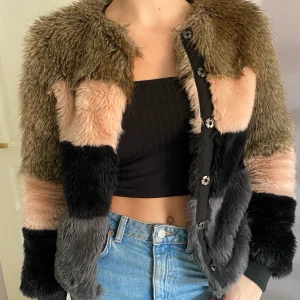 Fuskpälsjacka i flera färger - Jacka från Vera Moda med knappstängning i strl XS som även passar S mycket bra. Nypris 1 200 kr :)