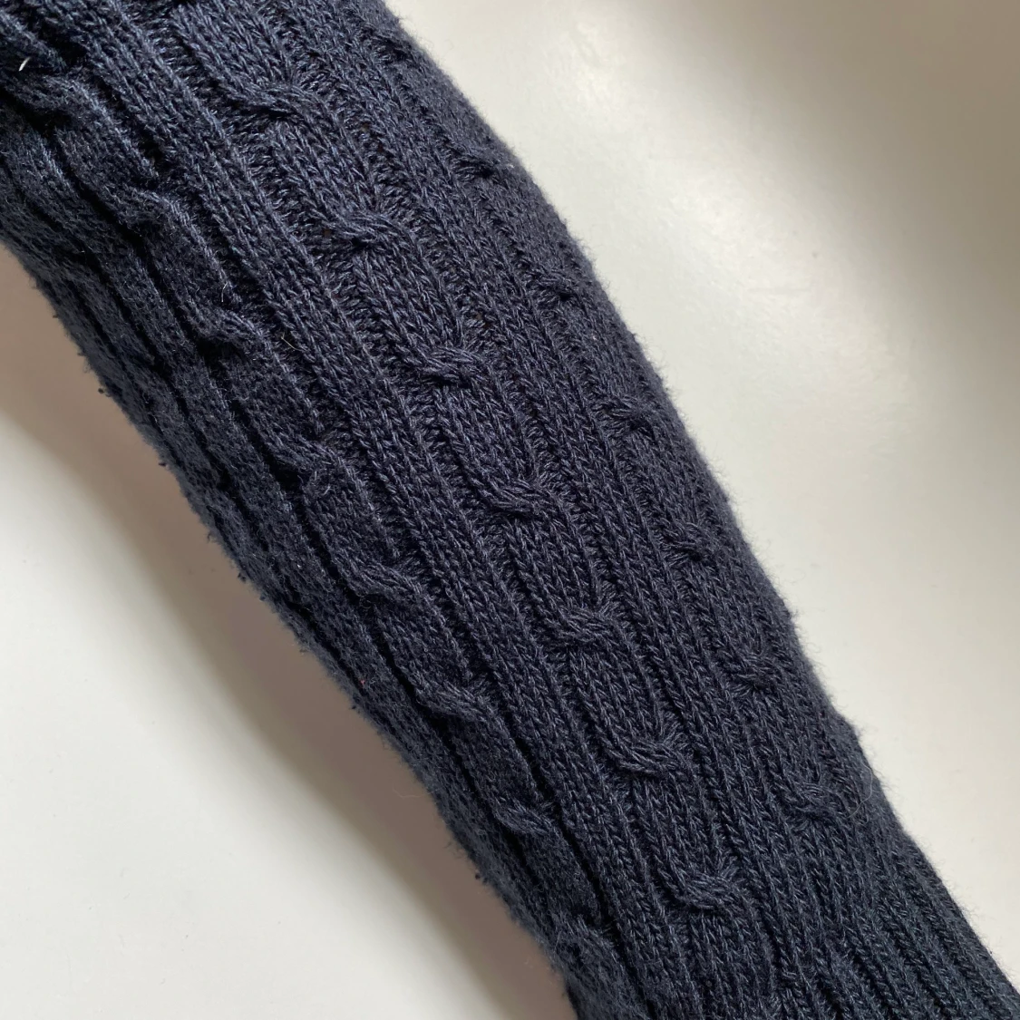 Kabelstickad mörkblå tröja - 90