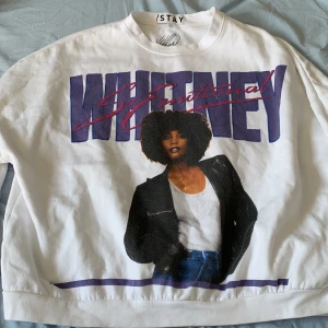 Sweatshirt  - En fin sweatshirt från Carlings med tryck av Whtney på. 60kr, frakt tillkommer!