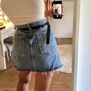 Jeans kjol!! - Säljer för att den blivit för stor för mig!! Jätte snygg med slitningar på!! 