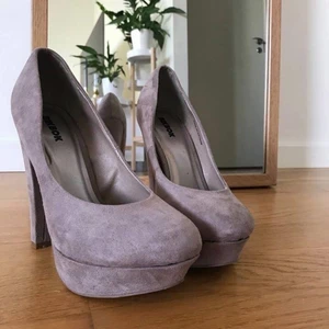 Klackskor mocka - Klackskor från BikBok i någon slags mocka (?) som är använda en gång. Klackhöjden är 13cm men sen är själva platån ca 3cm av det. 
