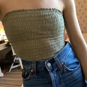 Tubtopp - Tubtopp från Sports Girl (Aus) i en fin grå-grön färg. Finns inte att köpa i Sverige. Knappt använd. 