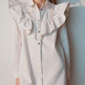 Säljer denna helt oanvända jenasklänning från Zara i storlek S. Prislapp finns kvar! Original pris = 399kr, jag säljer den för 299kr. Buda😊