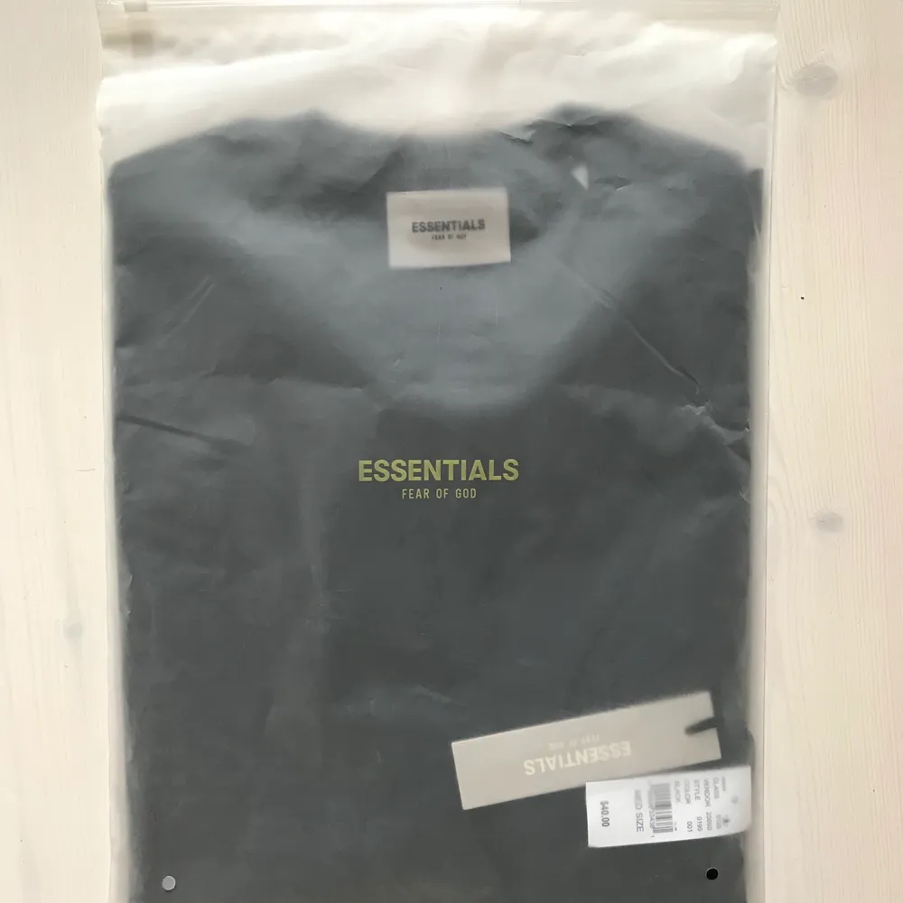 Säljer en Svart FOG Essentials tisha från det senaste släppet. Storlek: Medium, DSWT (aldrig testad eller dylikt). Pris: 565kr (retail).. T-shirts.