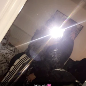 Adidas byxor  - Säljer dessa då jag knappt får användning av det då det ej passar min stil riktigt, nästan oanvända passar s och m