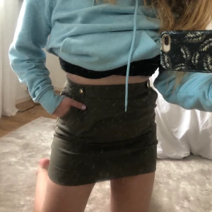Grön kjol - Grön kjol från h&m! Superfin och sparsamt använd. Priset är exkl frakt 