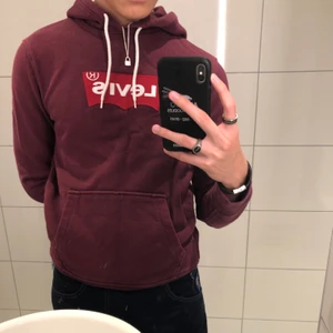 Vin röd Levi’s hoodie  - Vin röd  Levi’s hoodie i jättebra skick 8.7/10✨. Superfin färg och en färg som man måste ha i garderoben. Super plagg i toppen skick💥 Frakt behandlas av köparen :)
