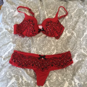 Underkläder - Trosan och bh är helt nya men säljer ändå för billigt pris pga att jag vill bli av med de❤️ trosorna är i storlek M:)