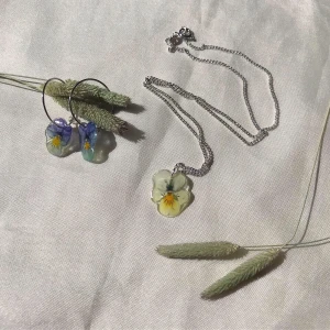 Pressade violer, smycken! - violer is back ! lila sådana i ringar, 2 cm, 65kr. vit/ljusgul viol på kedja, 42cm, 90kr. 140kr för hela kalaset!! fri frakt som vanligt. kontakta mig på dm!!