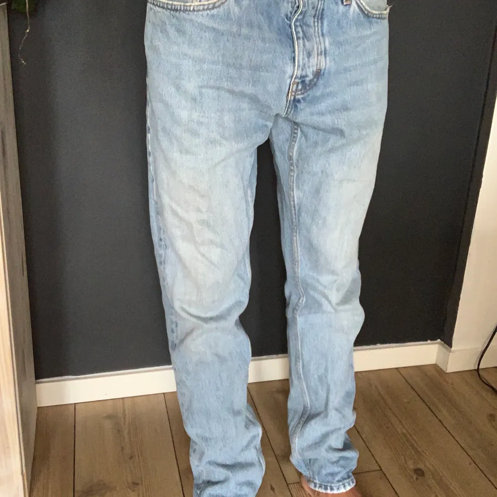 Jeans ifrån carlings som blir lite smalare nertill ! Storlek 30, jag är 1.73 och väger 69kilo och är lite för stora i midjan för mig! 🤡🤡 . Jeans & Byxor.