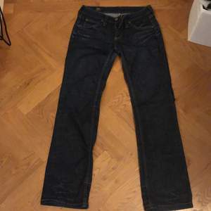 Jättefina lågmidjade jeans från lee. Jeansen är i fint skick men har märken vid fram- och bakfickorna samt längst ner (se bilder). Storlek 28/31. Möts upp i centrala Stockholm och tar endast swish 💜