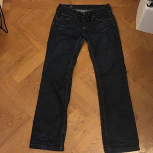 Lee jeans - Jättefina lågmidjade jeans från lee. Jeansen är i fint skick men har märken vid fram- och bakfickorna samt längst ner (se bilder). Storlek 28/31. Möts upp i centrala Stockholm och tar endast swish 💜