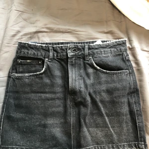 Svart jeanskjol strl S - Jättefin svart jeanskjol med snygga detaljer! Kjolen är från Zara och är i fint skick✨ 90 kr + frakt!