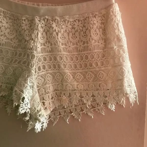 Shorts - Vita spets shorts