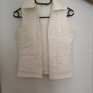 Vit väst - Vit tunn väst. Köparen betalar frakten.
