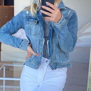 Världens finaste jeansjacka med slitningar från Zara! Köparen står för frakten✨✨
