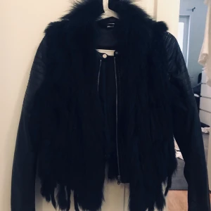 Skin jacka plus päls väst  - Säljer nu min skin jacka plus kanin päls , 1100kr inkl spårbar frakt