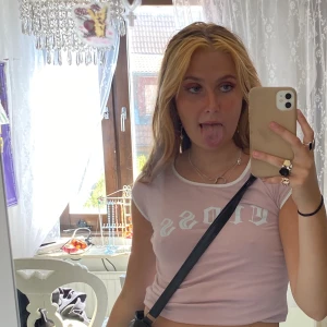 Rosa supersöt tröja  - Säljer denna söta tröja, frakt: 44kr💞 hör av dig för frågor eller intresse, är många intresserad blir de budgivning kram🤝💞