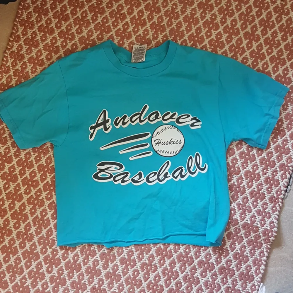 En croppad baseball t-shirt säljes oanvänd av mig. Köpt på second hand för flera år sen. Superfin blå färg!. T-shirts.