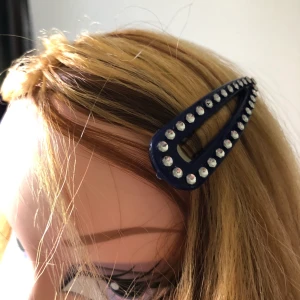 Hårklämmor - 2 st snygga hårklämmor, ca 5 cm stora. Köparen står för frakten (11 kr). Jag säljer många fler klämmor, vid köp av flera får du paketpris💗