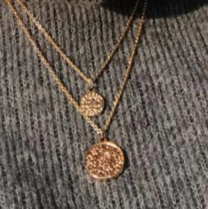 Två sett halsband (BETAÖA ENDAS FRAKT) - Använd en gång, bra skick, säljer för rensar min byrå, för intresse skriv, betala bara frakt som kostar 25kr